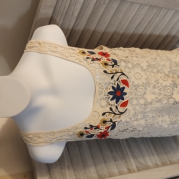 Forever 21 brand Layering lace tank top - Picture 2 of 8